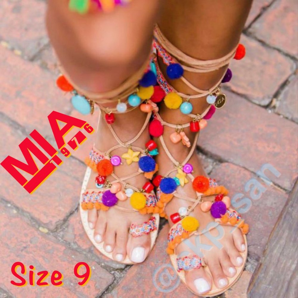 NWOT MIA Reanna Pom Pom Gladiator Sandals Sz 9